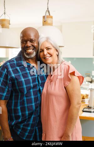 Portrait eines glücklichen, abwechslungsreichen Paares, das umarmt Stockfoto