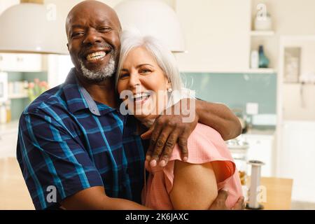 Portrait eines glücklichen, abwechslungsreichen Paares, das umarmt Stockfoto