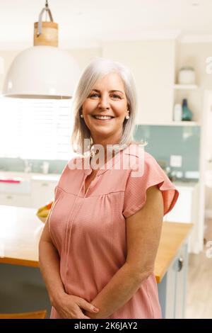 Porträt einer glücklichen, leitenden, weißen Frau, die lächelt Stockfoto