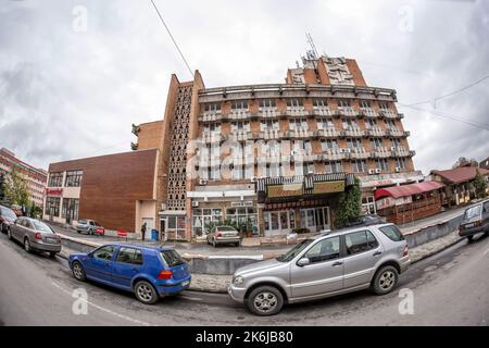 TARGU-JIU, RUMÄNIEN-OKTOBER 08: Gorj Hotel am 08. Oktober 2014 in Targu-Jiu. Fischaugen-Ansicht. Stockfoto