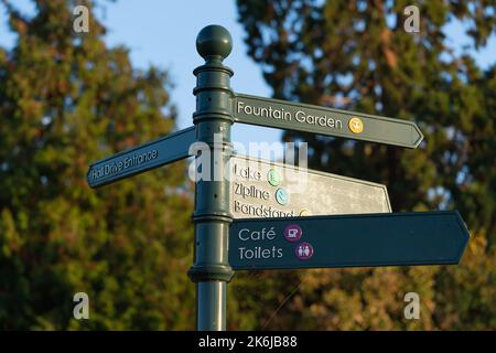 Boultham Park, Lincoln, Lincolnshire, Bereich, Parkbank, Freiflächen, Grün, Bäume, schattig, Abdeckung, Waldgebiet, reich verzierte Wegweiser, Fingerpost-Café Stockfoto