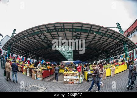 TARGU-JIU, RUMÄNIEN-OKTOBER 08: Zentraler Markt, Lebensmittelsektor am 08. Oktober 2014 in Targu-Jiu. Nicht identifizierte Personen gehen auf dem Markt einkaufen. Stockfoto