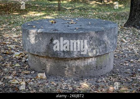 TARGU-JIU, RUMÄNIEN-25. SEPTEMBER: Festtafel des Bildhauers Constantin Brancusi am 25. September 2020 in Targu Jiu. Stockfoto