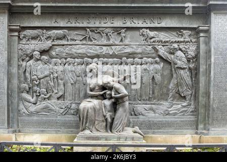 Historisches Bronzemedabel für die französische Außenministerin Aristide Briand, die 1926 den Friedensnobelpreis erhielt. Paris, Frankreich, Europa Stockfoto