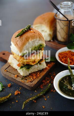 Hausgemachte Vada Pav oder Wada Pao - indische Kartoffelschieber Stockfoto