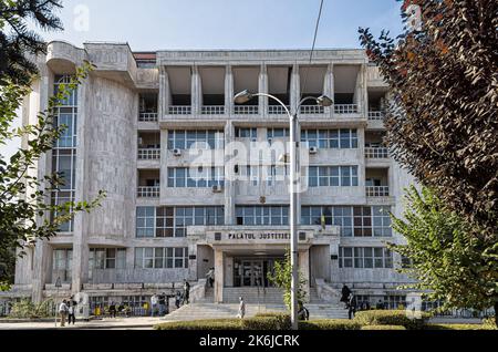 TARGU-JIU, RUMÄNIEN-25. SEPTEMBER: Justizpalast am 25. September 2020 în Targu-Jiu. Stockfoto