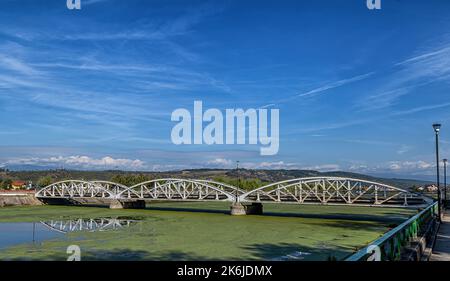 TARGU-JIU, RUMÄNIEN-25. SEPTEMBER: Ferdinand-Brücke am 25. September 2020 in Targu-Jiu. Stockfoto