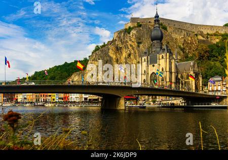 Blick auf die Stadt Dinant von der Maas aus Stockfoto