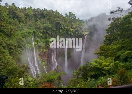 Der Tumpak Sewu oder Coban Sewu ist ein stufenweise gestaffelter Wasserfall in Ost-Java-Indonesien Stockfoto