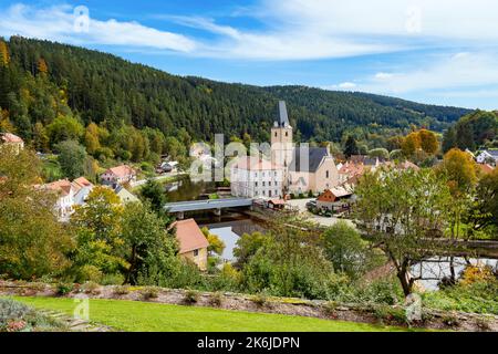 Kleine antike Stadt und mittelalterliche Burg Rozmberk nad Vltavou, Tschechische Republik. Stockfoto