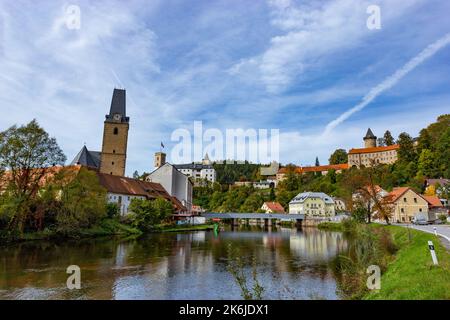 Kleine antike Stadt und mittelalterliche Burg Rozmberk nad Vltavou, Tschechische Republik. Stockfoto