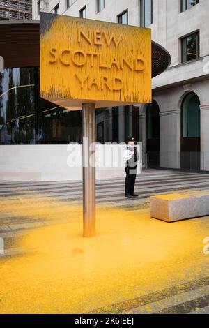 Das Schild vor dem New Scotland Yard in London, nachdem es von einem Protestler von Just Stop Oil besprüht wurde. Bilddatum: Freitag, 14. Oktober 2022. Stockfoto