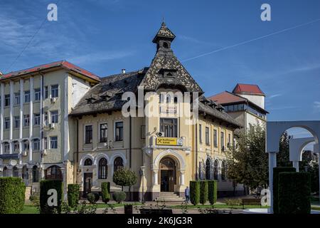 TARGU-JIU, RUMÄNIEN-25. SEPTEMBER: Sitz der Raiffeisen Bank am 25. September 2020 in Targu-Jiu. Stockfoto