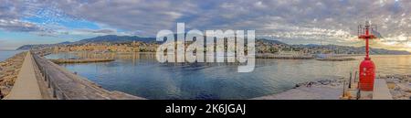 Panorama über den Hafen der italienischen Stadt San Remo bei Sonnenaufgang im Sommer Stockfoto