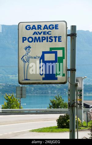 Melden Sie sich auf Französisch an, und werben Sie für einen Service an einer Tankstelle mit Service für ein gewarteten Benzinpumpenauto/einen traditionellen persönlichen Tankwart. Frankreich. (127) Stockfoto