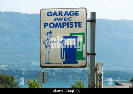 Melden Sie sich auf Französisch an, und werben Sie für einen Service an einer Tankstelle mit Service für ein gewarteten Benzinpumpenauto/einen traditionellen persönlichen Tankwart. Frankreich. (127) Stockfoto