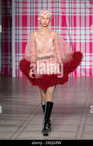 Fashion in Motion: Thebe Magugu findet heute im V&A Museum zur Feier der afrikanischen Mode statt. Bild aufgenommen am 7.. Oktober 2022. © Belinda Jiao jia Stockfoto