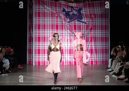 Fashion in Motion: Thebe Magugu findet heute im V&A Museum zur Feier der afrikanischen Mode statt. Bild aufgenommen am 7.. Oktober 2022. © Belinda Jiao jia Stockfoto