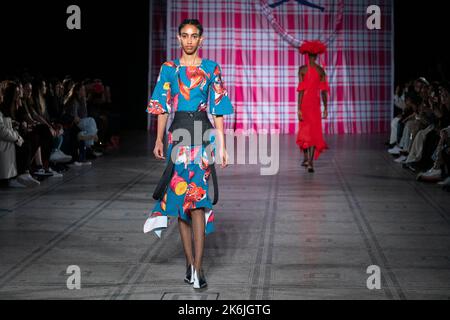 Fashion in Motion: Thebe Magugu findet heute im V&A Museum zur Feier der afrikanischen Mode statt. Bild aufgenommen am 7.. Oktober 2022. © Belinda Jiao jia Stockfoto