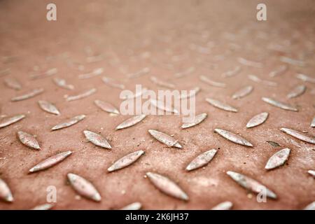 Eisenplatte Muster Metallgitter Stahlblech Boden Textur. Rostige Stahlplatte braun braun braun kastanienbraun Textur und perspektivische Hintergrund mit Copyspace. Alt Stockfoto