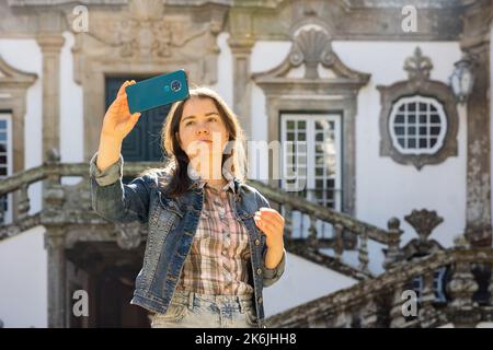 Frau Tourist mit Telefon, Vila Real, Portugal Stockfoto