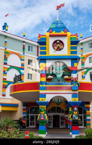 Winter Haven, Florida, USA - 10,2022 - Haupteingang des Legoland Hotels Stockfoto