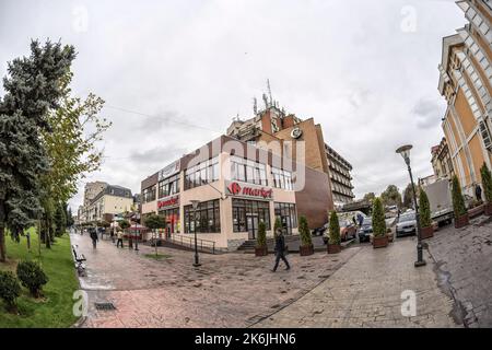 TARGU-JIU, RUMÄNIEN-OKTOBER 08: Gebäude in der Innenstadt am 08. Oktober 2014 in Targu-Jiu. Fischaugen-Ansicht. Stockfoto