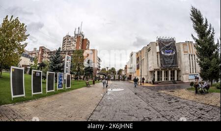 TARGU-JIU, RUMÄNIEN-OKTOBER 08: Gebäude in der Innenstadt am 08. Oktober 2014 in Targu-Jiu. Fischaugen-Ansicht. Stockfoto