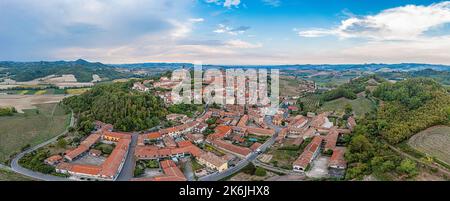 Panorama-Drohnenbild des Castello Cereseto im Piemont am Abend im Sommer Stockfoto