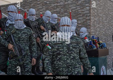 Gaza, Palästina. 14. Oktober 2022. (INT) die Gemeinsame Kammer der palästinensischen Fraktionen hält eine wichtige Pressekonferenz ab. 14. Oktober 2022. Gaza, Palästina: Die Gemeinsame Kammer der palästinensischen Fraktionen hielt eine Pressekonferenz ab und sprach über die Verletzungen, die in Jerusalem und den besetzten palästinensischen Städten im Westjordanland stattfinden. (Bild: © Saher Elghorra/TheNEWS2 via ZUMA Press Wire) Stockfoto