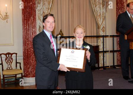 Das Programm der Auszeichnungen des Departements 2006 im Raum Benjamin Franklin, bei dem unter anderem der Unterstaatssekretär für politische Angelegenheiten, R. Nichola Burns, und der Generaldirektor des Auswärtigen Dienstes, George Staples, zu den Beamten zählen Stockfoto