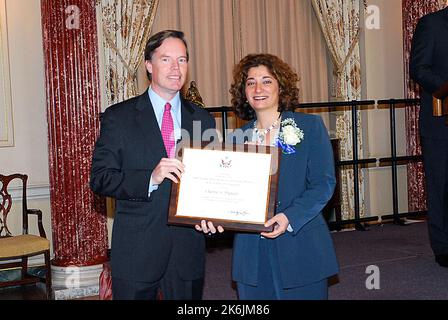 Das Programm der Auszeichnungen des Departements 2006 im Raum Benjamin Franklin, bei dem unter anderem der Unterstaatssekretär für politische Angelegenheiten, R. Nichola Burns, und der Generaldirektor des Auswärtigen Dienstes, George Staples, zu den Beamten zählen Stockfoto