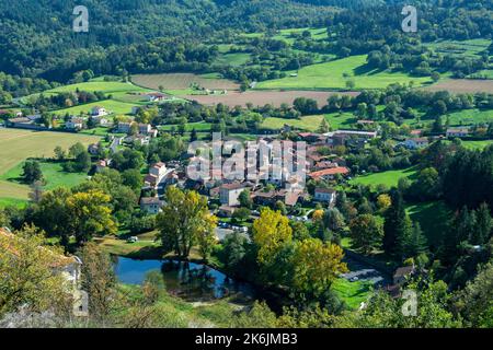 Blick auf das Dorf Saint Cirgues. Haut-Allier. Haute-Loire. Auvergne Rhone Alpes. Frankreich Stockfoto