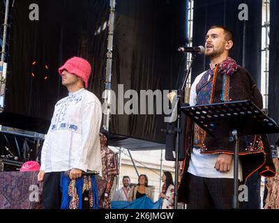 Zaragoza, Spanien. 14.. oktober 2022. Die ukrainischen Eurovision-Gewinner Kalush Orchestra treten anlässlich der Feierlichkeiten zum Schutzpatron auf der Plaza del Pilar in Zaragoza vor Tausenden von Menschen auf. Juan Antonio Perez/Alamy Live News Stockfoto