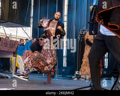 Zaragoza, Spanien. 14.. oktober 2022. Die ukrainischen Eurovision-Gewinner Kalush Orchestra treten anlässlich der Feierlichkeiten zum Schutzpatron auf der Plaza del Pilar in Zaragoza vor Tausenden von Menschen auf. Juan Antonio Perez/Alamy Live News Stockfoto