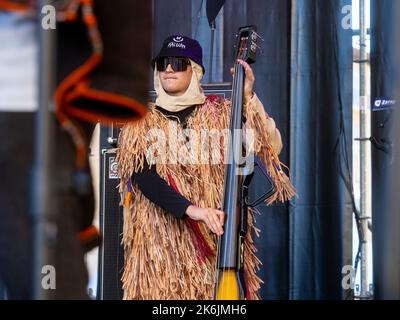 Zaragoza, Spanien. 14.. oktober 2022. Die ukrainischen Eurovision-Gewinner Kalush Orchestra treten anlässlich der Feierlichkeiten zum Schutzpatron auf der Plaza del Pilar in Zaragoza vor Tausenden von Menschen auf. Juan Antonio Perez/Alamy Live News Stockfoto