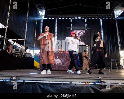 Zaragoza, Spanien. 14.. oktober 2022. Die ukrainischen Eurovision-Gewinner Kalush Orchestra treten anlässlich der Feierlichkeiten zum Schutzpatron auf der Plaza del Pilar in Zaragoza vor Tausenden von Menschen auf. Juan Antonio Perez/Alamy Live News Stockfoto