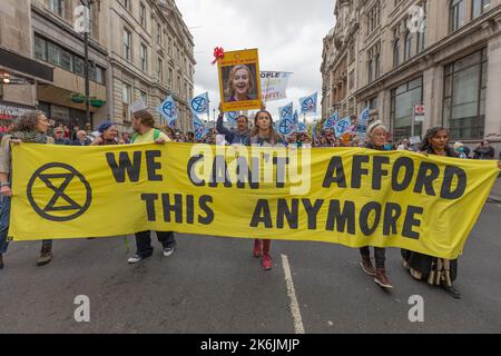 London, Großbritannien. 14. Oktober 2022. Die Demonstranten der Extinction Rebellion treffen sich am Trafalgar Square, bevor sie zur Downing Street marschieren, wo sie bis 6pm bleiben wollen. Der Protest hat das Thema Wir können uns das nicht mehr leisten. Penelope Barritt/Alamy Live News Stockfoto