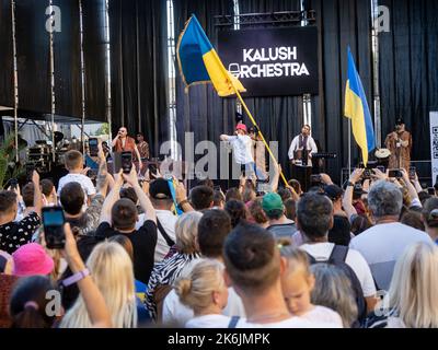 Zaragoza, Spanien. 14.. oktober 2022. Die ukrainischen Eurovision-Gewinner Kalush Orchestra treten anlässlich der Feierlichkeiten zum Schutzpatron auf der Plaza del Pilar in Zaragoza vor Tausenden von Menschen auf. Juan Antonio Perez/Alamy Live News Stockfoto