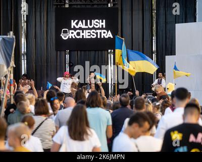 Zaragoza, Spanien. 14.. oktober 2022. Die ukrainischen Eurovision-Gewinner Kalush Orchestra treten anlässlich der Feierlichkeiten zum Schutzpatron auf der Plaza del Pilar in Zaragoza vor Tausenden von Menschen auf. Juan Antonio Perez/Alamy Live News Stockfoto