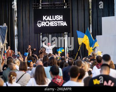 Zaragoza, Spanien. 14.. oktober 2022. Die ukrainischen Eurovision-Gewinner Kalush Orchestra treten anlässlich der Feierlichkeiten zum Schutzpatron auf der Plaza del Pilar in Zaragoza vor Tausenden von Menschen auf. Juan Antonio Perez/Alamy Live News Stockfoto