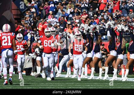 Foxborough, Massachusetts, USA. 9. Oktober 2022. Massachusetts, USA; /H80/ nimmt das Feld vor dem Beginn eines Spiels gegen die Detroit Lions im Gillette Stadium in Foxborough, Massachusetts, in die Waagpräche. Eric Canha/CSM/Alamy Live News Stockfoto