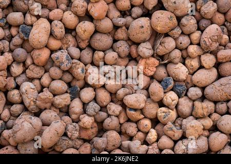 Draufsicht auf geschäumten Ton. Textur Hintergrund von gebrannten Tonkugeln. Stockfoto