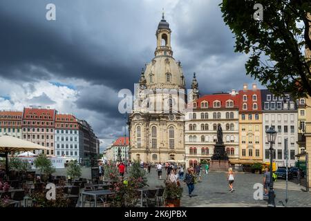 Dresden, Deutschland, August 1. Am 1. August 2022 laufen Touristen und Besucher um den Platz mit Blick auf die evangelische Frauenkirche in Dresden. Stockfoto