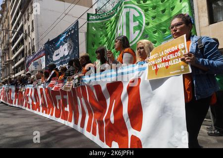 Buenos Aires, Argentinien, 14.. Oktober 2022. Im Rahmen der globalen Mobilisierung gegen den IWF und die Weltbank, die ihr jährliches Treffen in Washington abhalten, wird die internationale Verschuldung für Klima! Kollektiv, das bei den IWF-Büros mobilisiert wurde, um die Nichtigerklärung der unrechtmäßigen finanziellen Schulden zu verlangen, die von diesen Unternehmen auferlegt wurden. Im Gegenzug arbeitet diese internationale Gruppe daran, eine gemeinsame Agenda im Kampf gegen den Klimawandel zu entwickeln, da die Klimakrise erfordert, dass Finanzverschuldung gestrichen wird. (Quelle: Esteban Osorio/Alamy Live News) Stockfoto