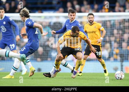 London, Großbritannien. 14. Oktober 2022. Jonny von Wolverhampton Wanderers wird am 8. Oktober 2022 beim Premier League-Spiel zwischen Chelsea und Wolverhampton Wanderers in Stamford Bridge, London, England, von Mason Mount of Chelsea herausgefordert. Foto von Ken Sparks. Nur zur redaktionellen Verwendung, Lizenz für kommerzielle Nutzung erforderlich. Keine Verwendung bei Wetten, Spielen oder Veröffentlichungen einzelner Clubs/Vereine/Spieler. Kredit: UK Sports Pics Ltd/Alamy Live Nachrichten Stockfoto