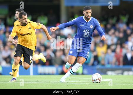 London, Großbritannien. 14. Oktober 2022. Ruben Loftus-Cheek von Chelsea wird am 8. Oktober 2022 beim Premier League-Spiel zwischen Chelsea und Wolverhampton Wanderers in Stamford Bridge, London, England, von Jonny von Wolverhampton Wanderers herausgefordert. Foto von Ken Sparks. Nur zur redaktionellen Verwendung, Lizenz für kommerzielle Nutzung erforderlich. Keine Verwendung bei Wetten, Spielen oder Veröffentlichungen einzelner Clubs/Vereine/Spieler. Kredit: UK Sports Pics Ltd/Alamy Live Nachrichten Stockfoto