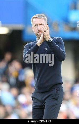 London, Großbritannien. 09. Oktober 2022. Ein glücklicher Chelsea-Manager Graham Potter begrüßt die Heimfans während des Premier League-Spiels zwischen Chelsea und Wolverhampton Wanderers am 8. Oktober 2022 in Stamford Bridge, London, England. Foto von Ken Sparks. Nur zur redaktionellen Verwendung, Lizenz für kommerzielle Nutzung erforderlich. Keine Verwendung bei Wetten, Spielen oder Veröffentlichungen einzelner Clubs/Vereine/Spieler. Kredit: UK Sports Pics Ltd/Alamy Live Nachrichten Stockfoto