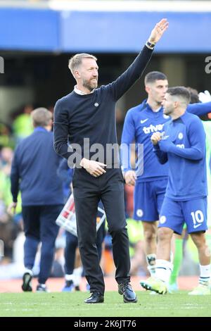 London, Großbritannien. 09. Oktober 2022. Ein glücklicher Chelsea-Manager Graham Potter begrüßt die Heimfans während des Premier League-Spiels zwischen Chelsea und Wolverhampton Wanderers am 8. Oktober 2022 in Stamford Bridge, London, England. Foto von Ken Sparks. Nur zur redaktionellen Verwendung, Lizenz für kommerzielle Nutzung erforderlich. Keine Verwendung bei Wetten, Spielen oder Veröffentlichungen einzelner Clubs/Vereine/Spieler. Kredit: UK Sports Pics Ltd/Alamy Live Nachrichten Stockfoto