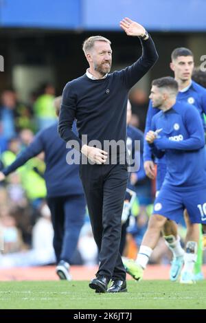 London, Großbritannien. 09. Oktober 2022. Ein glücklicher Chelsea-Manager Graham Potter begrüßt die Heimfans während des Premier League-Spiels zwischen Chelsea und Wolverhampton Wanderers am 8. Oktober 2022 in Stamford Bridge, London, England. Foto von Ken Sparks. Nur zur redaktionellen Verwendung, Lizenz für kommerzielle Nutzung erforderlich. Keine Verwendung bei Wetten, Spielen oder Veröffentlichungen einzelner Clubs/Vereine/Spieler. Kredit: UK Sports Pics Ltd/Alamy Live Nachrichten Stockfoto